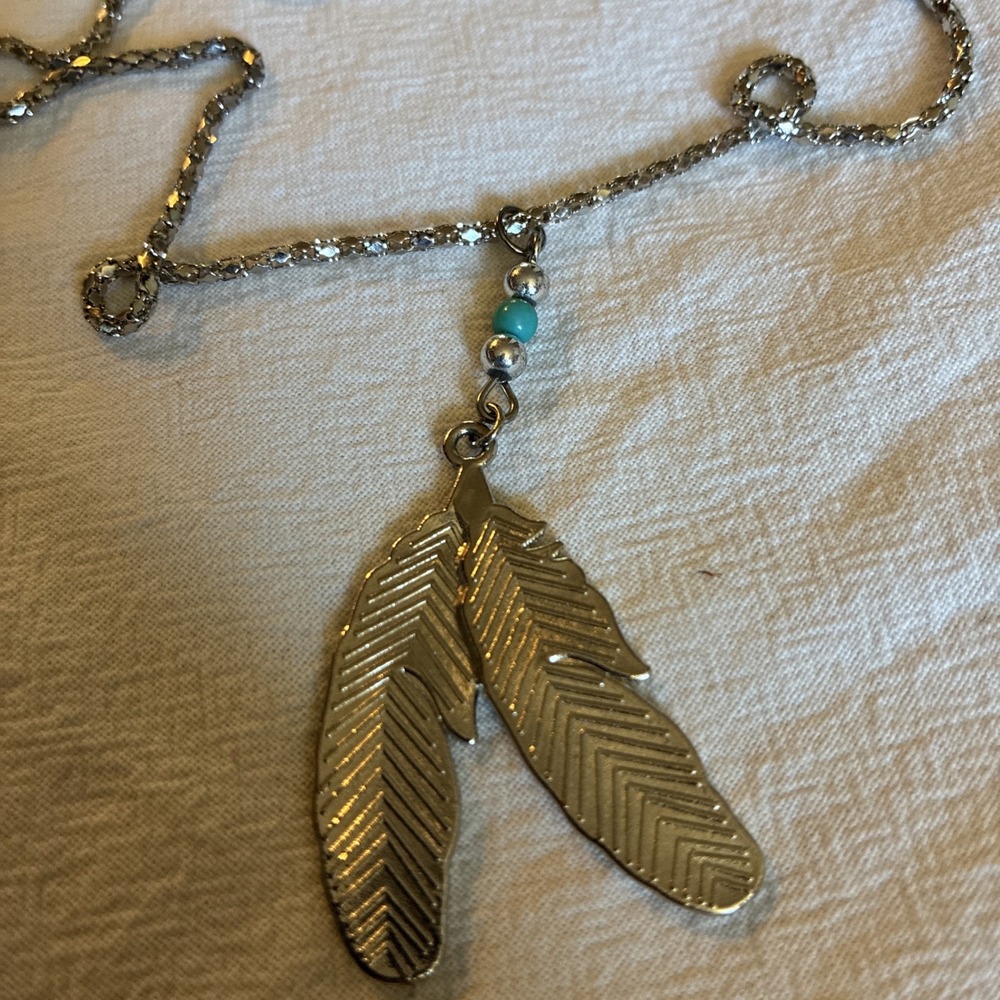 Woman's Silver Tone Feather Pendant w/18" Necklace Native American/Western Boho